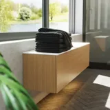 Minimalistische en stijlvolle badkamer inspiratie met wastafelmeubel, onderkasten en hoge kasten in gouden eik, grote ronde spiegel met lichtregeling, gekleurd toilet en vrijstaande wastafel