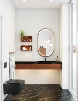 Moderne en stijlvolle badkamer inspiratie met ovale spiegel met zwarte lijst en lichtregeling, gekleurd toilet, wastafelmeubel, onderkasten en kasten in roodbruin eiken, Silestone wastafel en bijpassende vloer