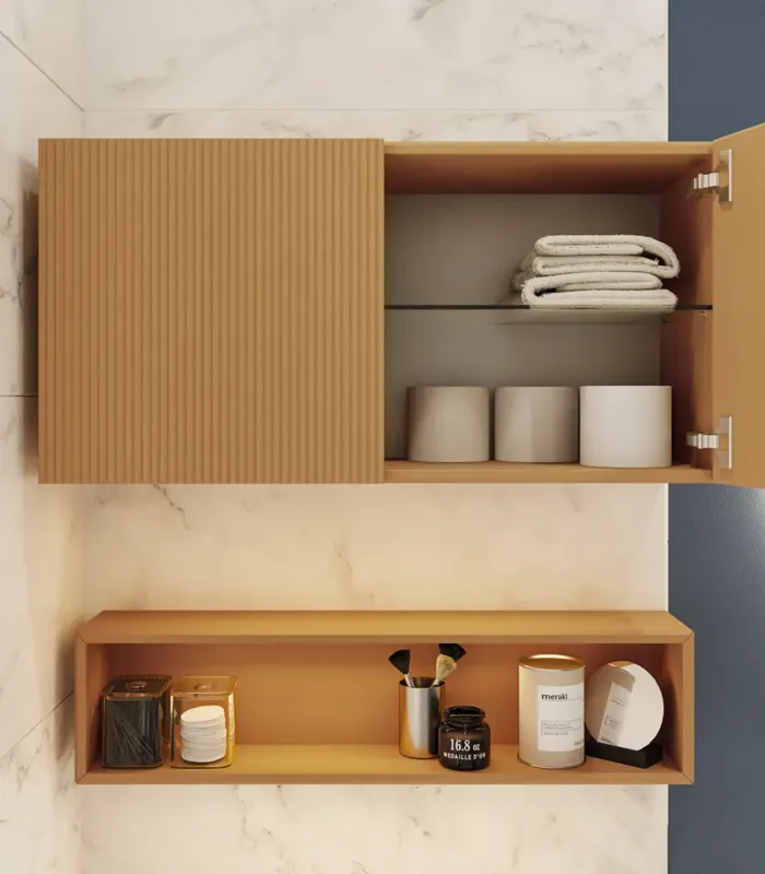 Kleine stijlvolle badkamer met donkerblauwe muren, zachte gele badkamermeubels met groeven en een elegante ronde spiegel met lamp