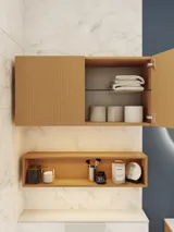 Kleine stijlvolle badkamer met donkerblauwe muren, zachte gele badkamermeubels met groeven en een elegante ronde spiegel met lamp