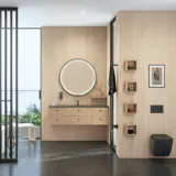 Stijlvolle badkamer in Scandinavische en Japandi stijl met lichte houten muren, ronde spiegel en minimalistische badkamermeubels