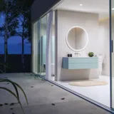 Grote moderne badkamer met badkamermeubel in lichte, blauwe kleuren in een Scandinavische stijl