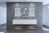 Moderne en grote minimalistische badkamer inspiratie met dubbele wastafels, vierkante spiegels met lichtregeling, stijlvolle hanglampen, grote grijze tegels en een ruim ontwerp met veel natuurlijk licht