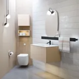 Stijlvolle badkamer inspiratie met beige wastafelmeubel met binnenlade, bovenkast, open plank, ovale spiegel met verlichting, bijpassende hanglampen, plank onder de spiegel en wandgemonteerd toilet. Wanden met lichte, langwerpige tegels