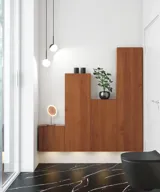 Moderne en stijlvolle badkamer inspiratie met ovale spiegel met zwarte lijst en lichtregeling, gekleurd toilet, wastafelmeubel, onderkasten en kasten in roodbruin eiken, Silestone wastafel en bijpassende vloer