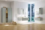 Grote badkamerinspiratie in Scandinavische stijl met badkamermeubels in lichtblauwe kleur en houten aanrechtblad met elegante opzetwastafel, visgraat houten vloer creëert een lichte en klassieke stijl