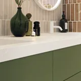 Grote en luxe badkamer met mooie ovale spiegels en mooie tegels in natuurlijke kleuren