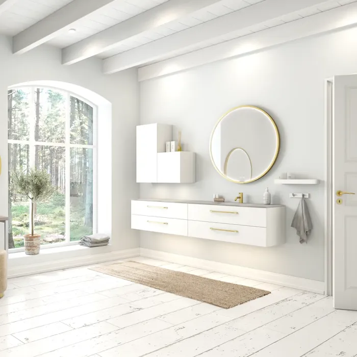 Grote en romantische badkamer met ronde spiegel met goudkleurige rand
