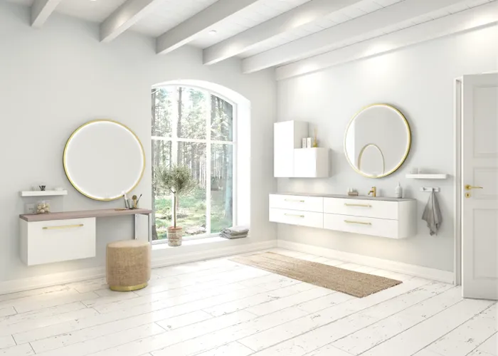 Grote en romantische badkamer met ronde spiegel met goudkleurige rand