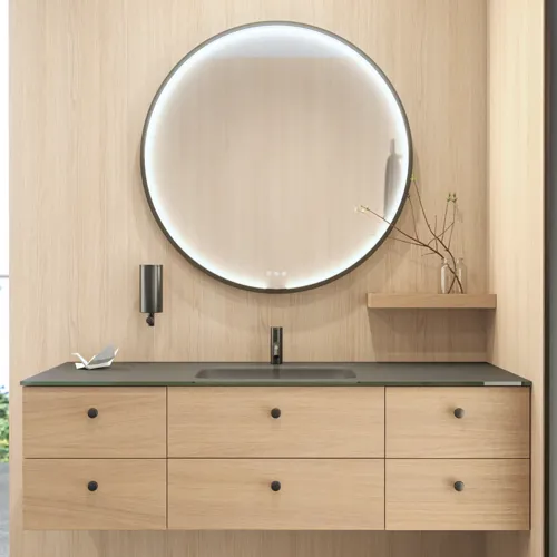 Stijlvolle badkamer in Scandinavische en Japandi stijl met lichte houten muren, ronde spiegel en minimalistische badkamermeubels.
