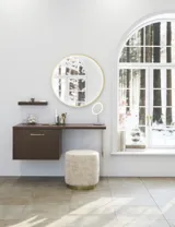 Badkamer inspiratie in noordse stijl met wastafelmeubel en onderkasten in gerookt eiken, make-up ruimte, zij-aangebracht wastafel, ronde spiegel met messing frame en zichtbare charmante houten balken.