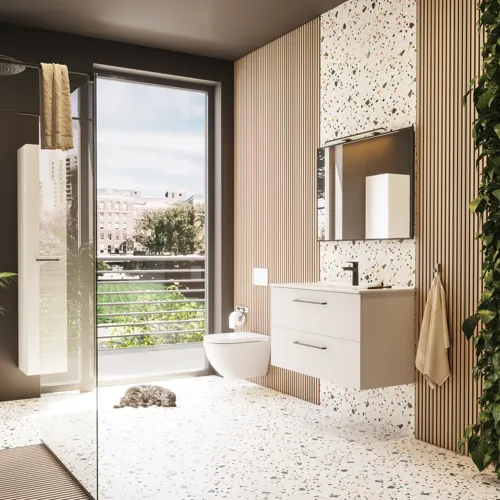 Grote badkamerinspiratie met badkamermeubels in mat wit met elegante wastafel en vierkante spiegel met zwarte rand en lamp, terrazzowand en -vloer en planten aan de muur voor een moderne en verfijnde look.