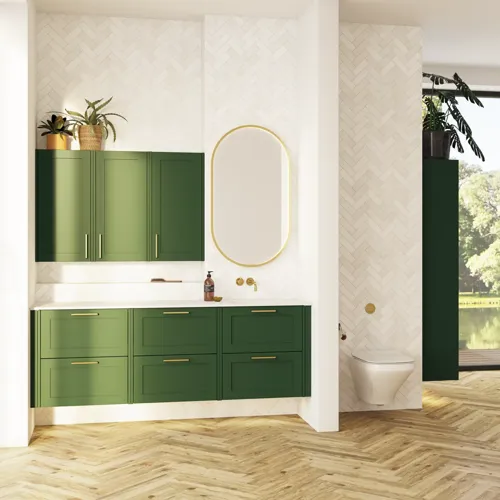 Grote badkamer in groene kleurstelling met wastafelmeubel, ovale spiegel met gouden rand en mooie deuren met